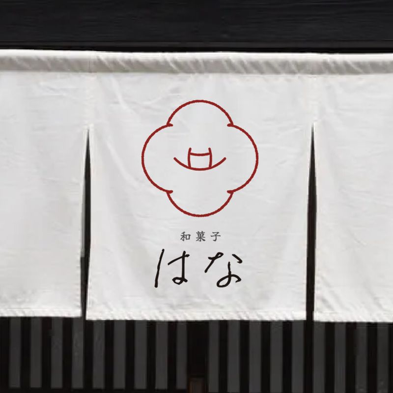 
＜ご依頼内容＞
・商品はシンンプルでベーシックなおやつものから、創作和菓子。 
・日本古来の椿をモチーフに入れたロゴを希望。 
・高級／繊細

＊デザインについて
ご縁を願う伝統和柄「七宝」と「椿」を掛け合わせた、上品なロゴマークです。
4つの「円」が交差した場所に咲く椿の花は、多くのお客様とお菓子との「ご縁」を繋ぎます。
シンプルなロゴは、パッケージに展開した際にも美しく上品な印象を与えます。